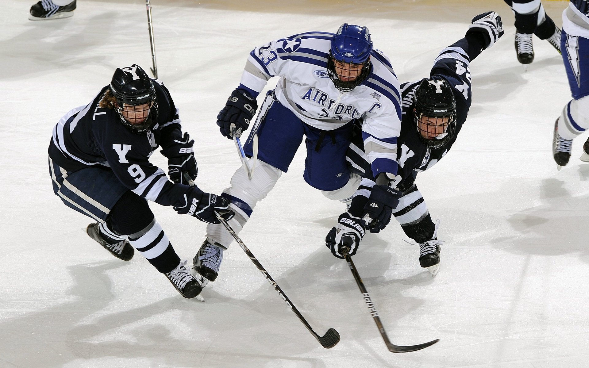 开云体育中国-赛道巨兽苏醒，红牛彻底碾压，拉塞尔成为迈凯伦阵中闪亮银箭骑士