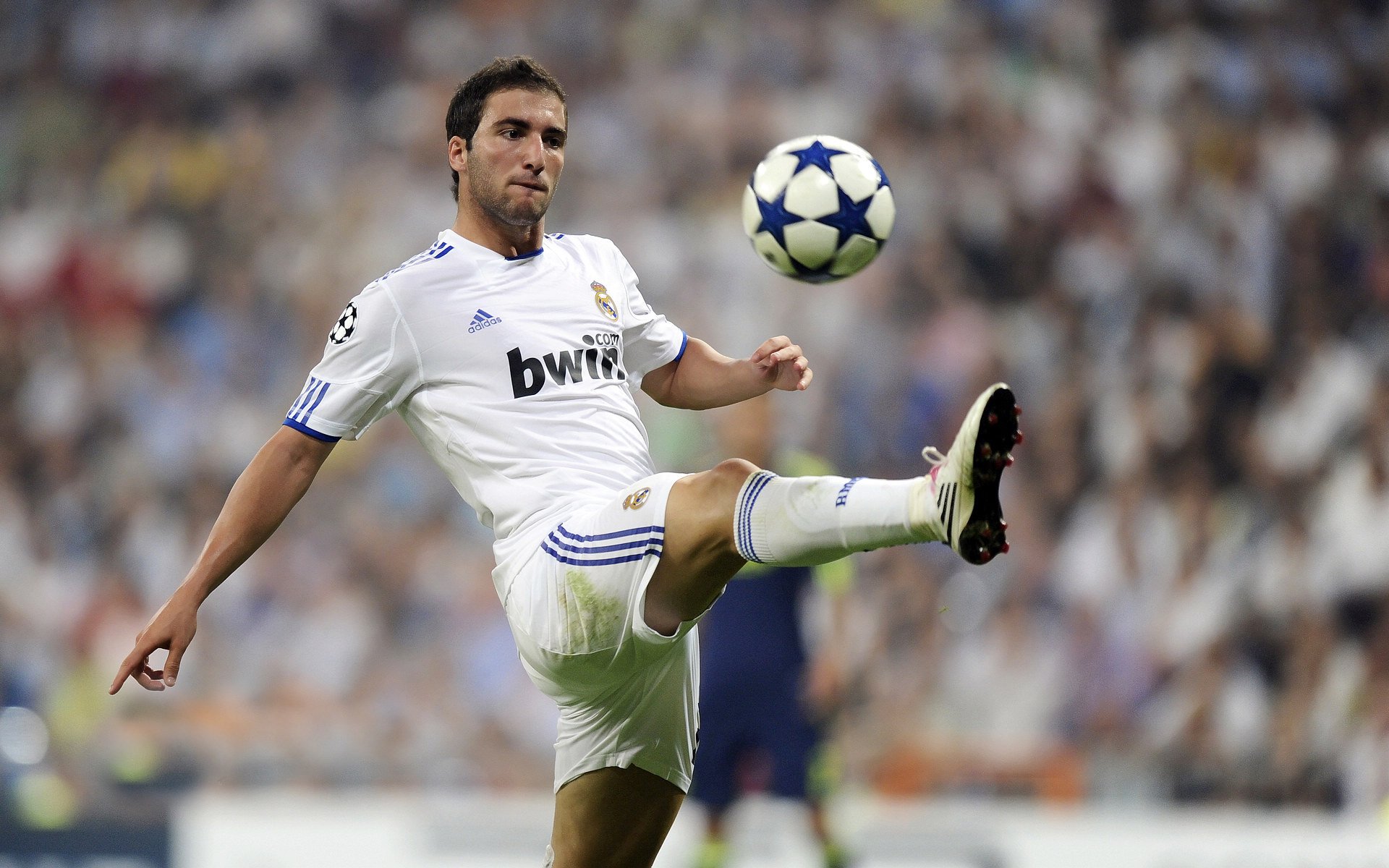 开云体育官网-安第斯山脉的闪电，当鹰啸压过恒河低语，萨卡如何用一脚绝杀，为B组写下唯一的神话